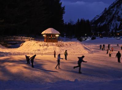 Der Eislaufplatz bei Nacht
