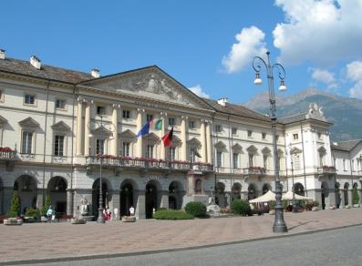 Das Rathaus und der Platz Chanoux