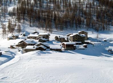 The hamlet of Cheneil in winter