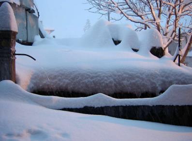 La fontaine du village sous la neige